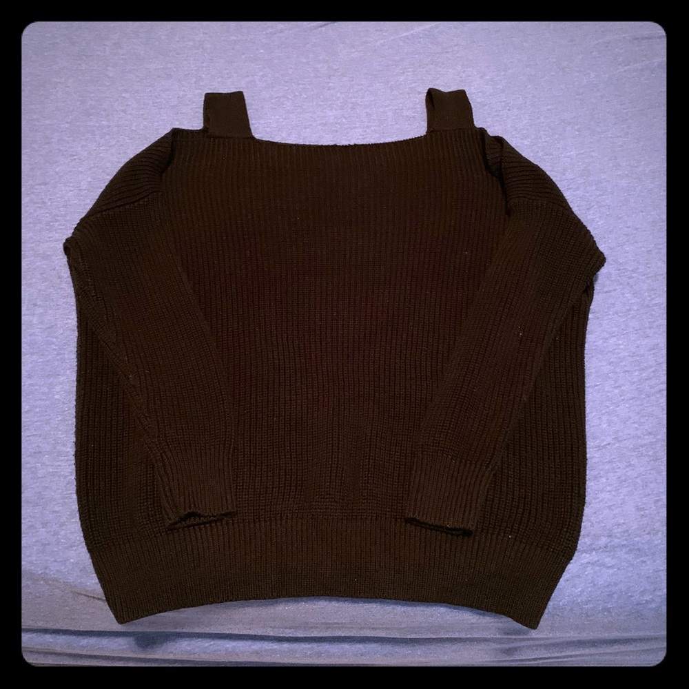 ⭐️B1G1FREE⭐️ Black cold shoulder sweater!